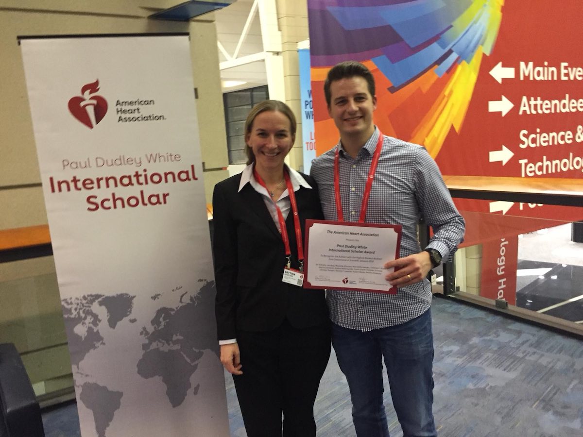 Dr. Heidecker together with her fellow Dr. Jan Kottwitz receiving the Paul Dudley White International Scholar Award from the American Heart Association in 2018.